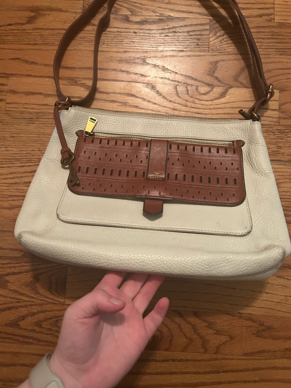 Fossil Women’s Tan Cream Retro/Vintage Inspired Classic Minimalist Shoulder Bag - Picture 2 of 11